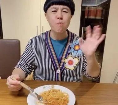 # 滤镜#关掉滤镜满脸皱纹, 穿孩童装也很违和啊!，刘纯燕在家做面条,
