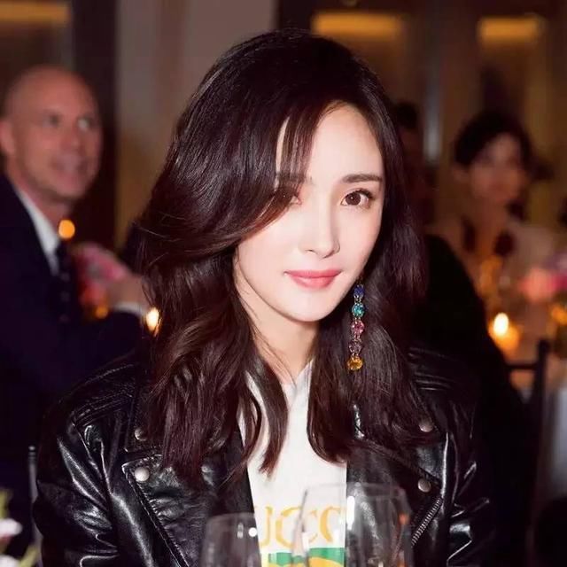 盘点女星大波浪发型：关晓彤老十岁，赵丽颖像芭比，她却美的惊人