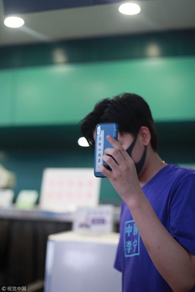 胡先煦抓耳挠腮对镜头做手势  拿“昆仑山胡某”手机壳暴露中二属