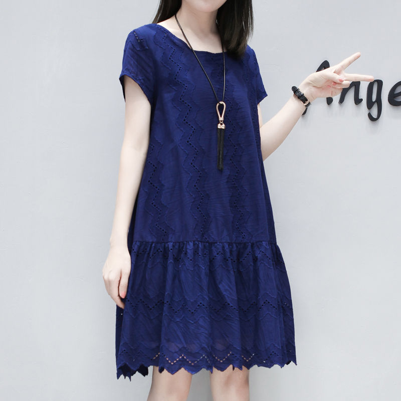 饭后散步，46岁妈妈就爱穿这“高雅裙”，美的路人频回头