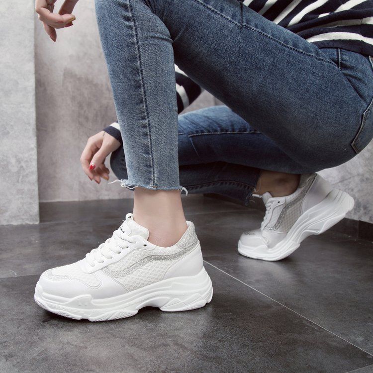 今年流行的女鞋，是这样的款式，时髦洋气，女人味爆表