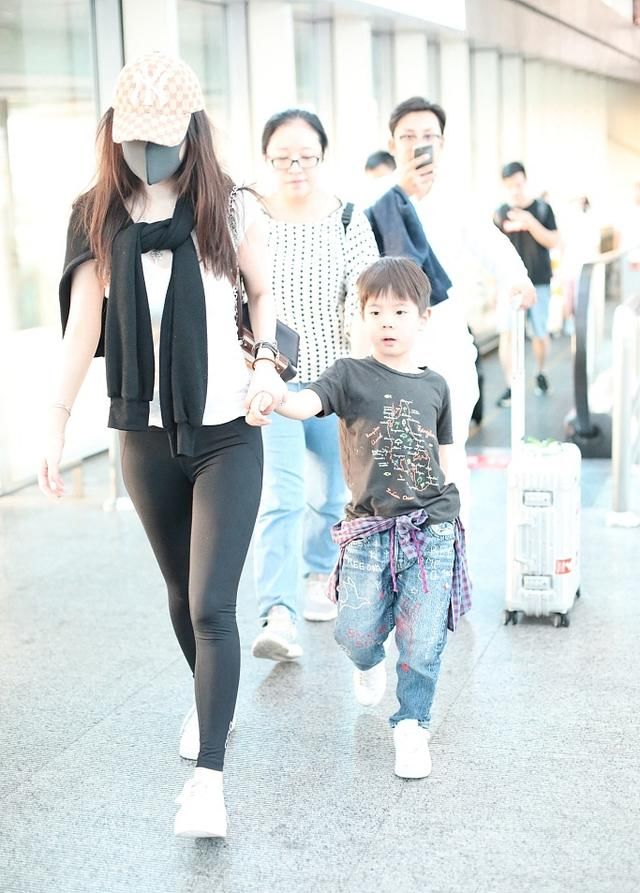 霍思燕身材是有多好，直接穿打底裤走机场，一般人hold不住吧！