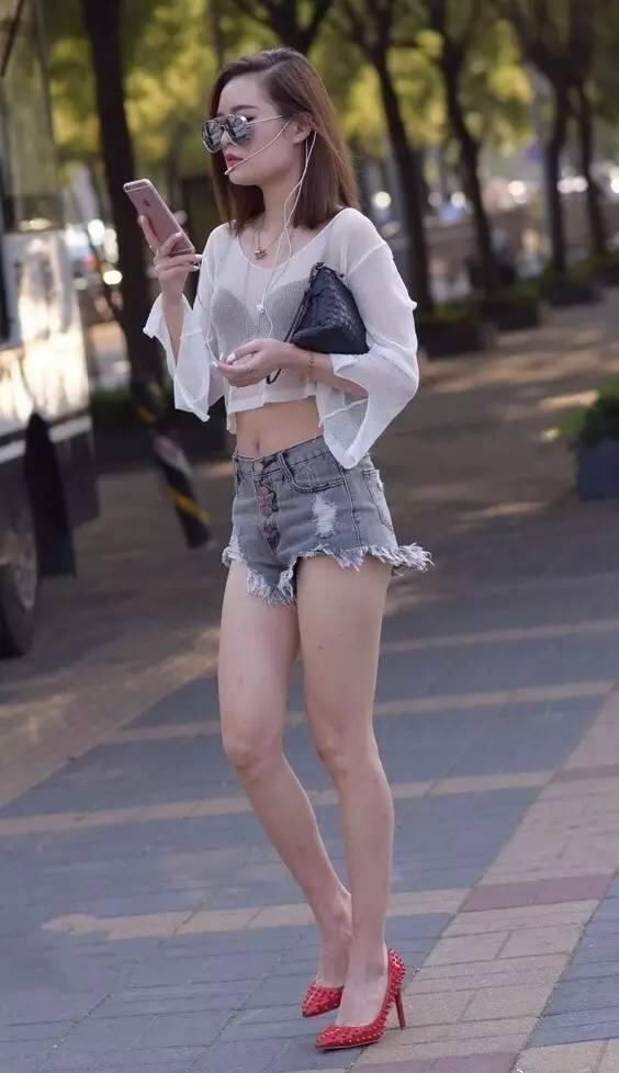 街拍:打扮时尚清凉的短裤女生，最后一图美极!