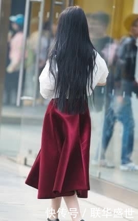  「复古」白衬衫搭配暗红色半身裙，复古典雅，尽显气质女神的端庄之美