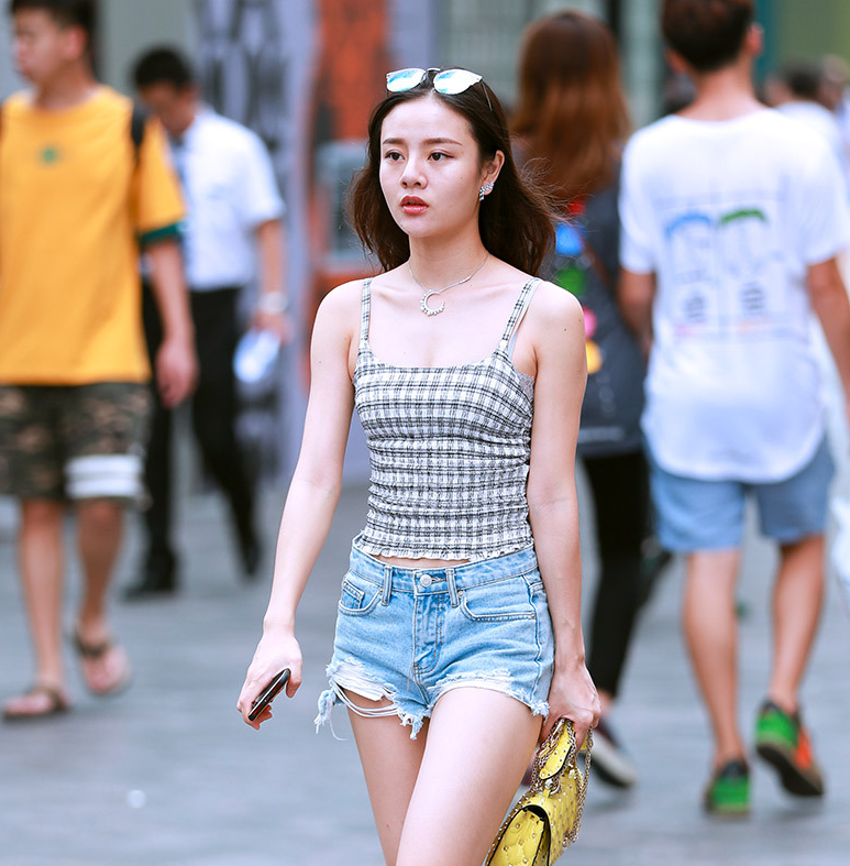 街拍靓丽优雅的穿搭令美女的双腿看起来无比修长，清爽又很时尚！