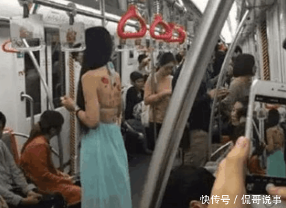 女子坐地铁, 上来就脱去了外套, 看到她背上的字, 大家都不淡定了