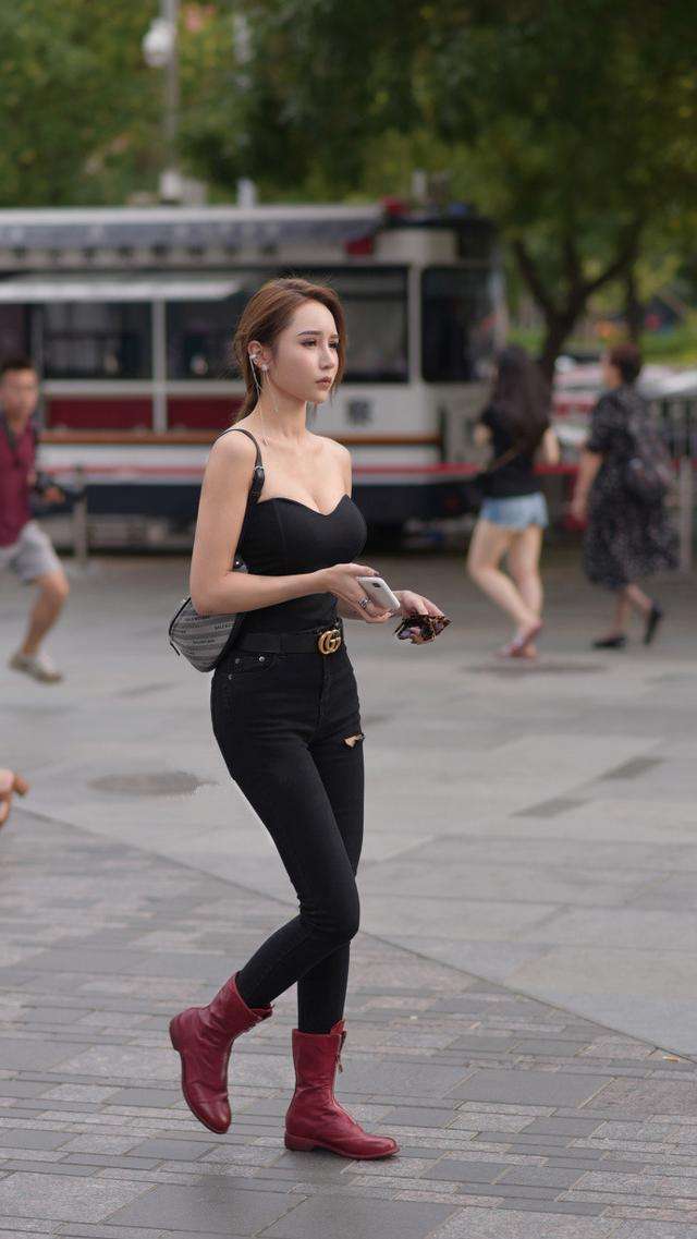 街拍: 微胖的吊带裙美女, 小心机十足!