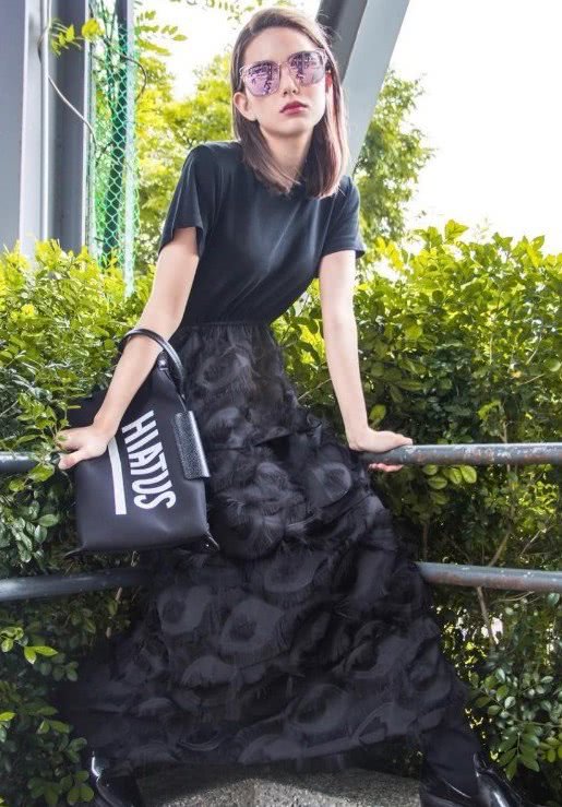 昆凌真土豪，穿着镶满金边的裤子霸气外露，不愧是“天王嫂”!