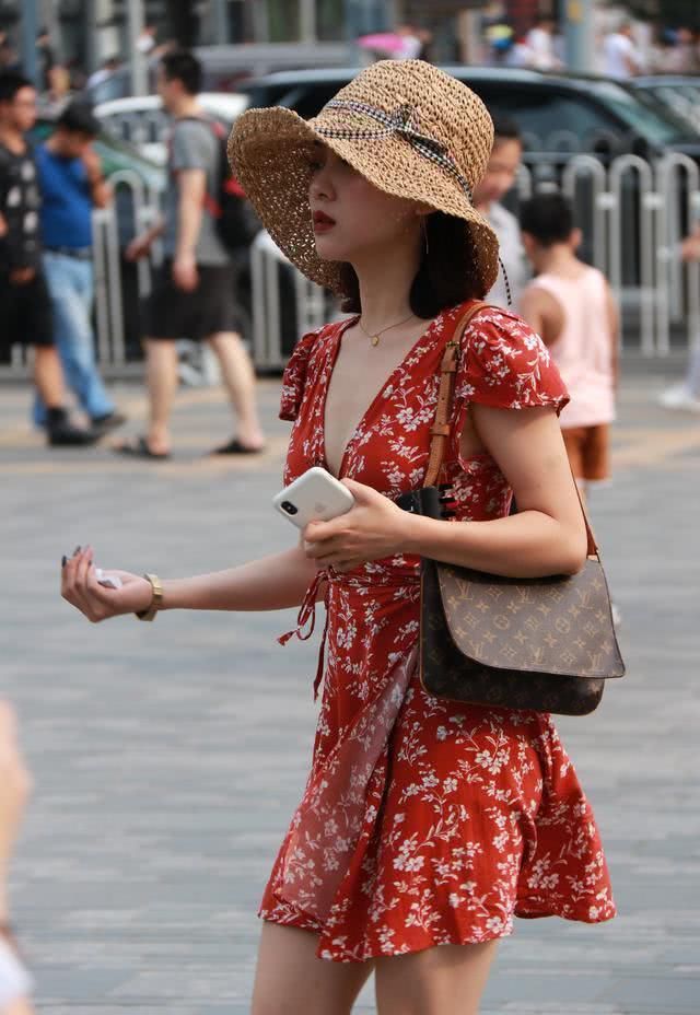  尖角线帽：情商高的女人非常少戴这2款遮阳帽拍照pose，不但显脸大，还特不太好搭衣服