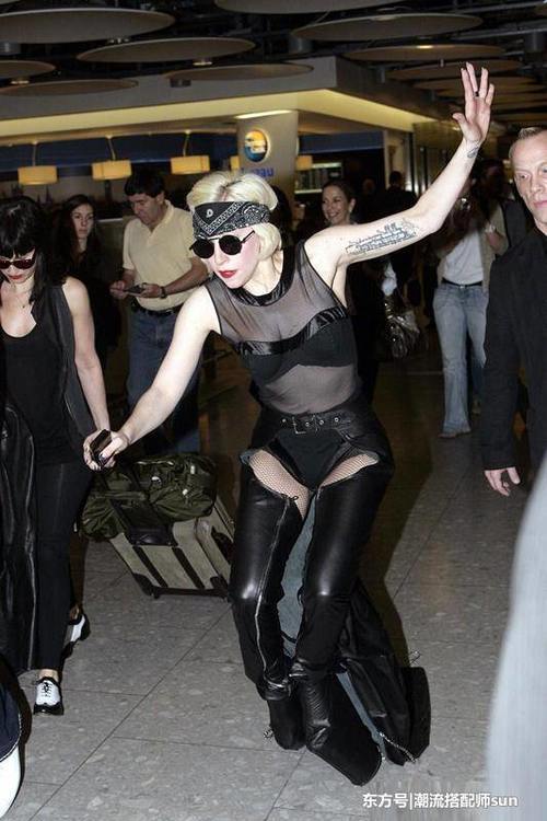 街拍：图1Gaga裤子亮了，“三角区”抢镜！图2穿秋裤出门？