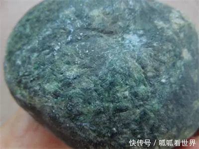  「大叔」农民大叔深山挖出块石头坚称是翡翠，不小心磕掉一块，