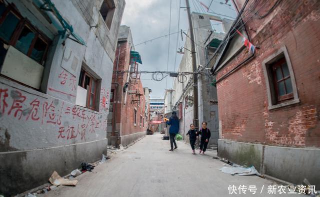 农民将房子建起来，不装修也不住人，专家：这有什么意义？