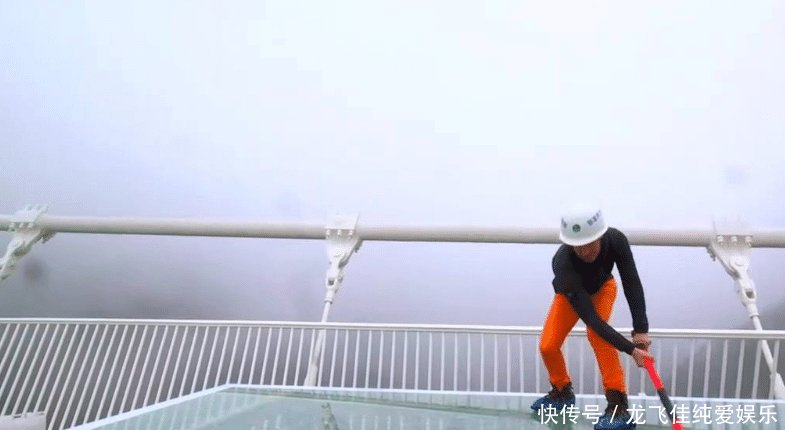 中国的超薄玻璃惊艳亮相，厚度仅为0.12毫米，美日自叹不如