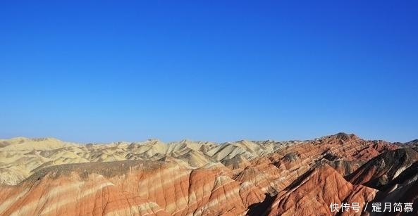 女游客不听劝阻翻护栏,踩着丹霞地貌,景区:一个脚印60年!