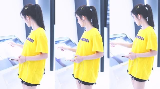 沈月鞠婧祎机场同穿黄色T恤牛仔短裤，网友：一个美女一个村姑！