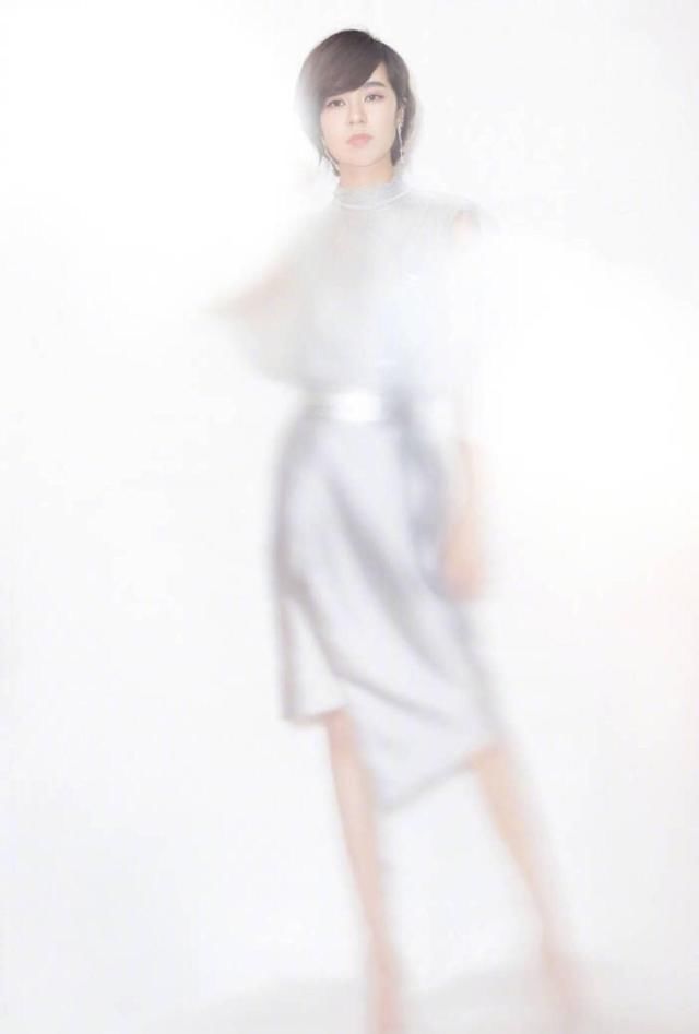 郁可唯身穿银色,让人离不开眼,怎一个美就行!