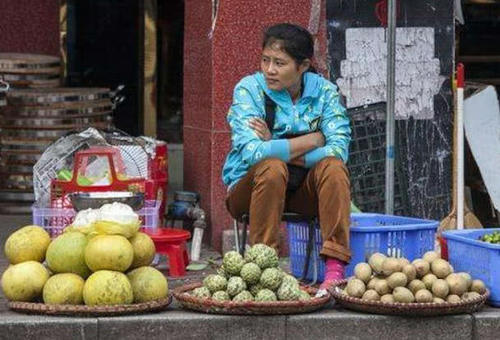 游客刚进入越南,就看到街边摆着成捆的纸币,导游:这很正常