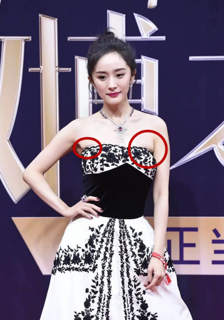 胸大也烦恼！杨幂穿紧身抹胸裙秀事业线，再次被赘肉抢镜！