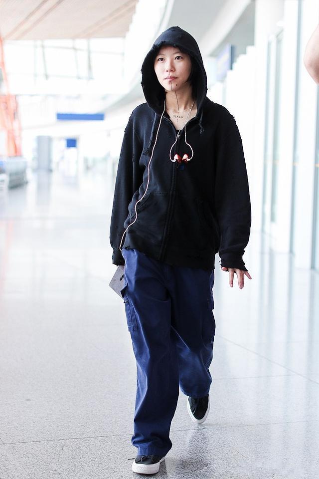 窦靖童穿衣正常了，一身黑衣尽显低调，看到她身上的纹身，我傻了