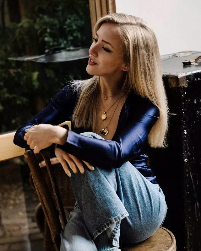 初代博主，最爱的还是她-换季穿衣没灵感?从她身上能找到!