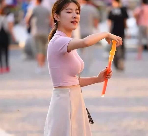  「小仙女」街头活泼的时尚小姐姐，不仅包包时尚，挎包的方式更时尚