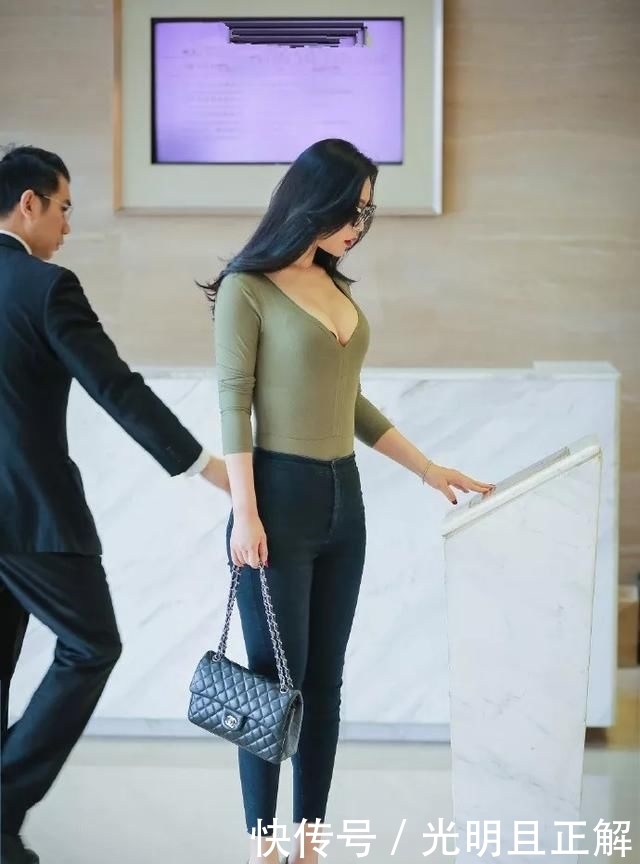  「女生」女生搭配高跟鞋出街，展现出魅力的身姿与优雅的自信