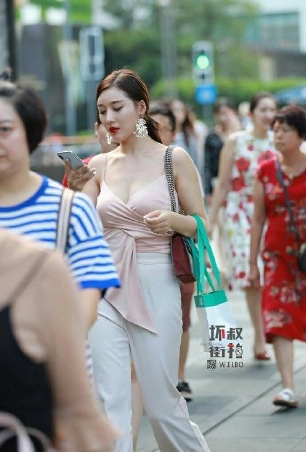  『吊带』女神潮范儿美搭！周末街拍：小吊带出街，你就是这条街最亮眼的妞！