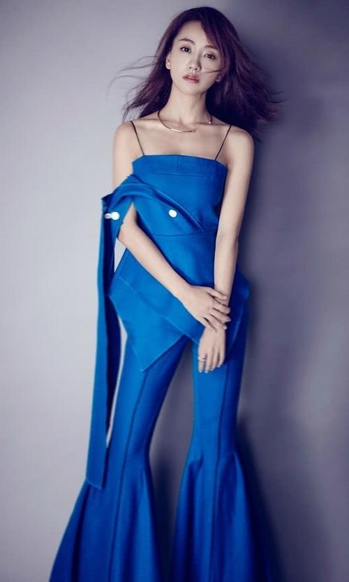 杨蓉穿着“泡沫”鞋秀时尚，不怕踩烂了？显得有点不真实！