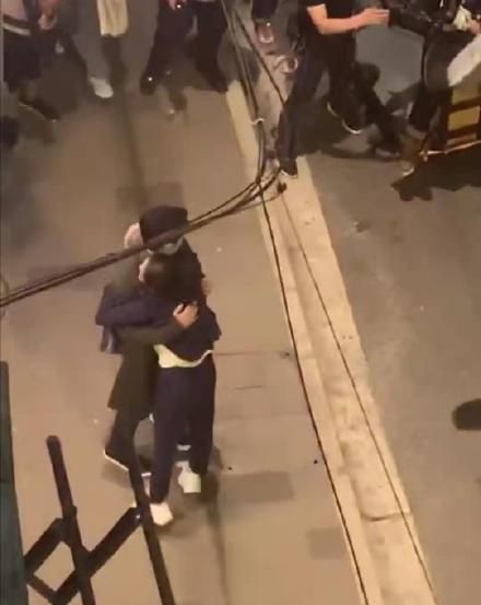 刘诗诗朱一龙主演：刘诗诗朱一龙《亲爱的自己》路透 两人拥抱画面有点甜