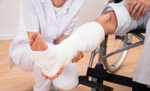 骨折多少天可以康复走路?3种食物最适合骨折患者,可加速骨恢复