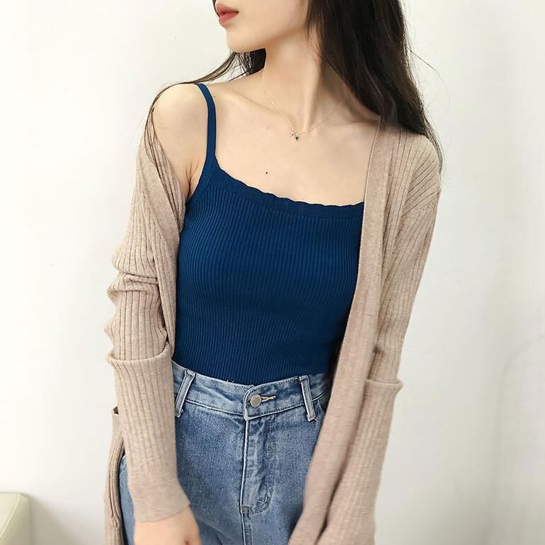 女人身材好别藏着，紧身背心光着穿，丰满性感，勾勒出火辣小蛮腰