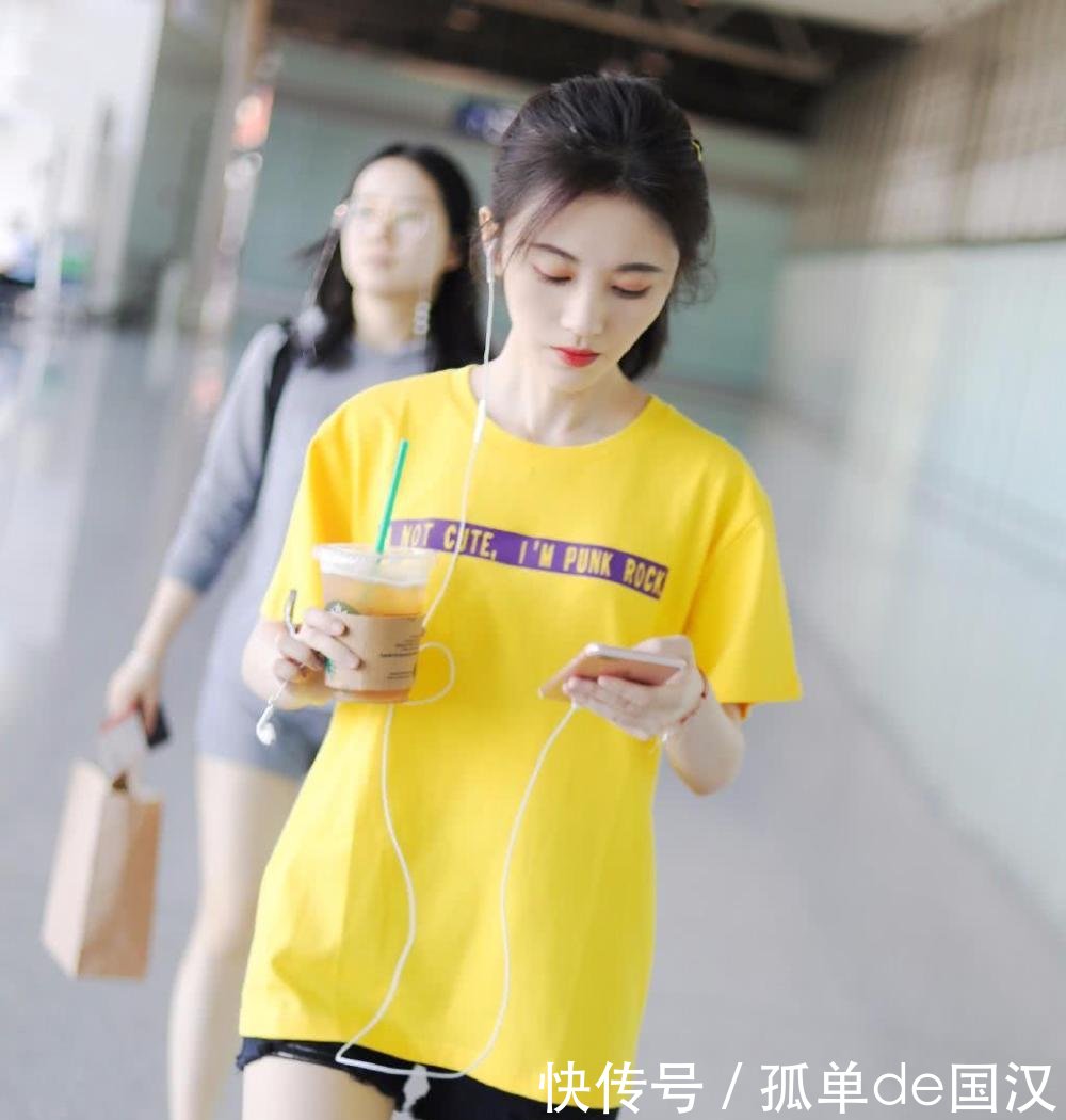 鞠婧祎牛仔裤这么短还“剪”破洞, 看到双腿网友 还不如不修图