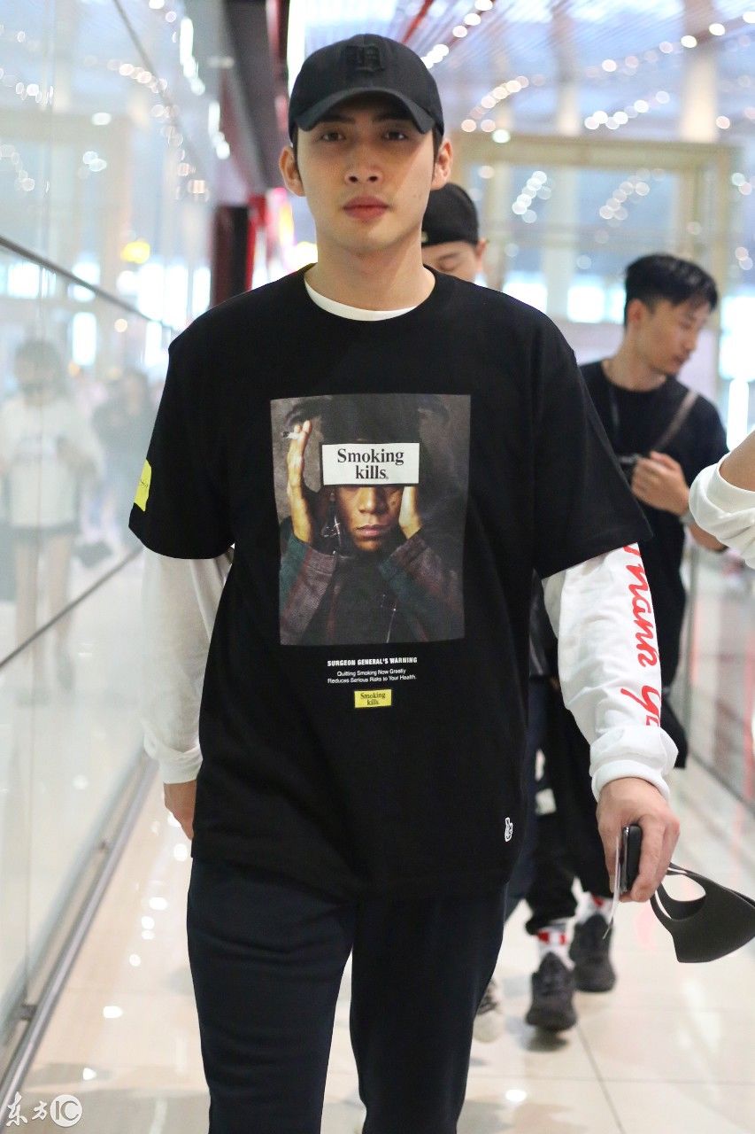 张彬彬现身机场竟有粉丝福利 疑似恋情曝光后火速辟谣