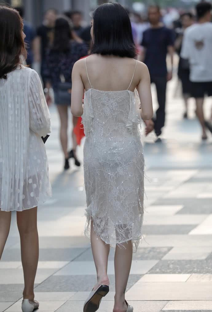 街拍：穿着时尚身材微胖的小姐姐，哪个是是你心中的女神！