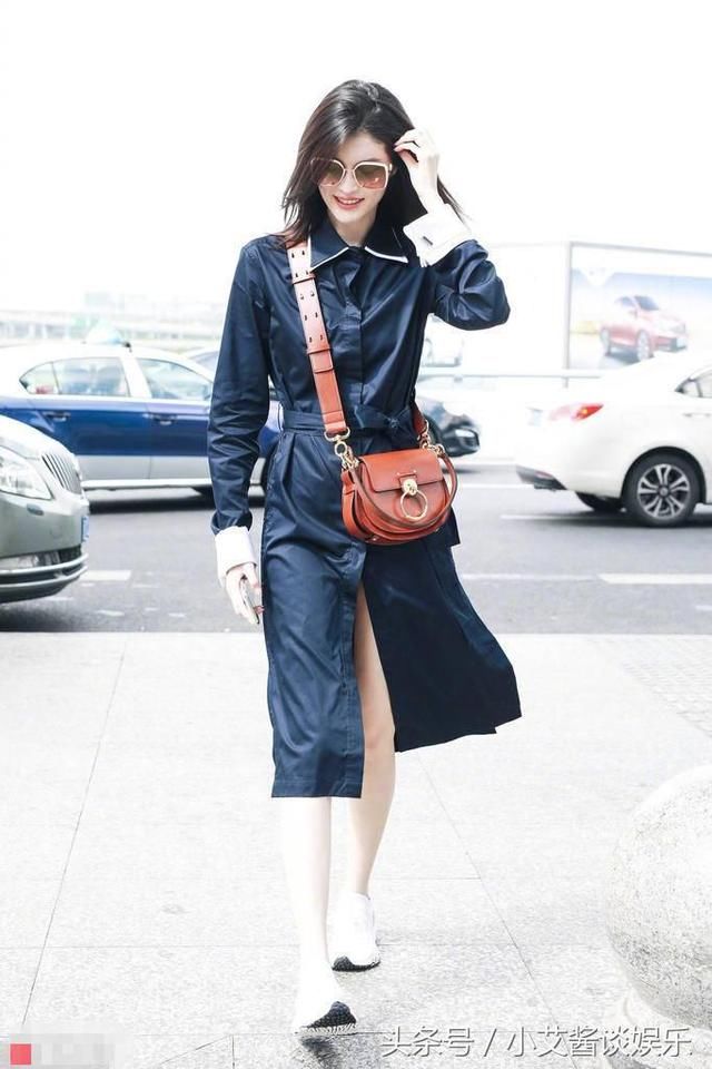 何穗穿开叉裙现身机场大腿若隐若现，勤俭持家墨镜鞋子与上次一样
