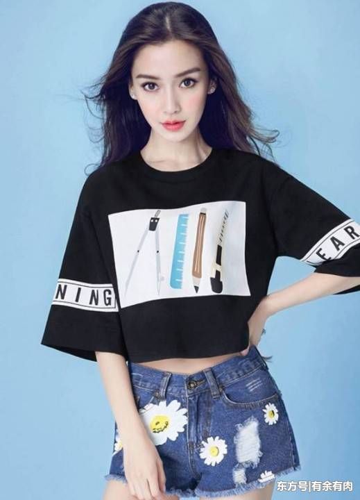 杨颖这次穿错了，一身亮片像是偷穿妈妈衣服的宝宝，略显老气!