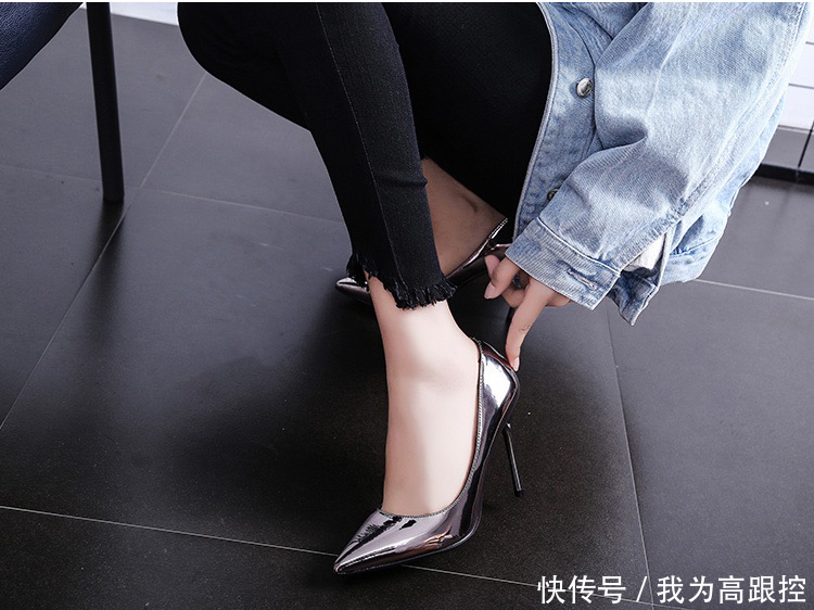 闪亮又性感的酒杯跟尖头高跟鞋，性感的女人都有一双