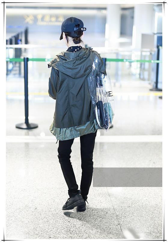 张韶涵真有86斤？最小号紧身裤都撑不起。