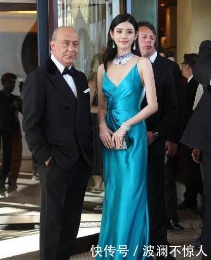 奚梦瑶出席活动穿孔雀蓝丝质长裙，网友天生丽质的她简直美极了