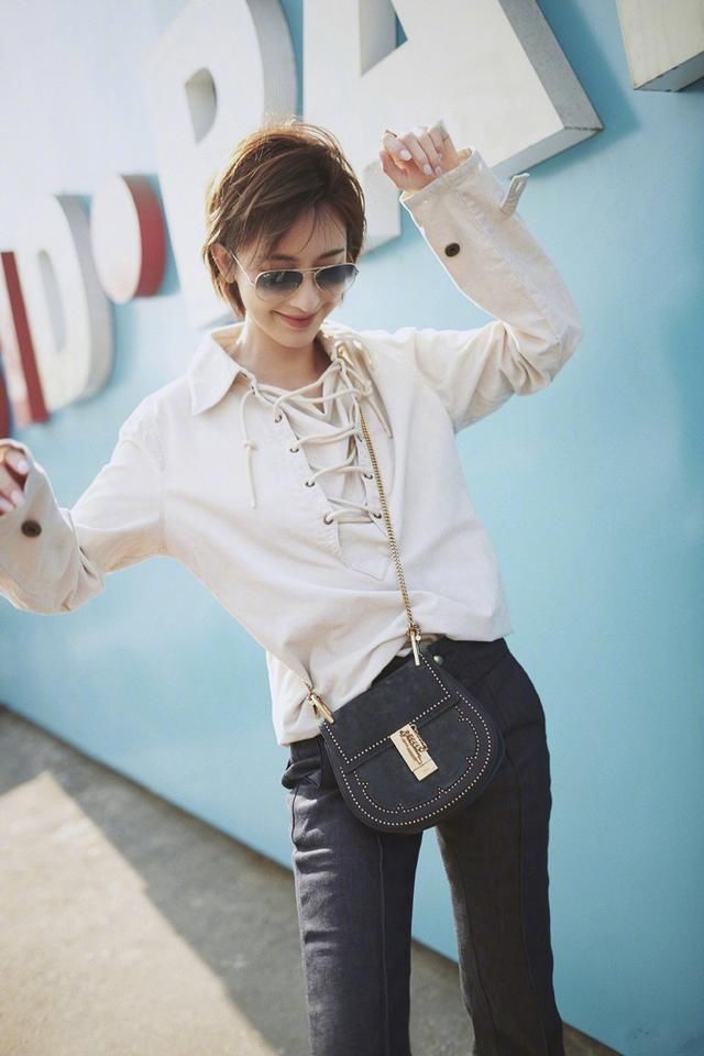 今年流行的polo衫怎么穿，张俪实力演绎高段位穿法，满屏的青春感