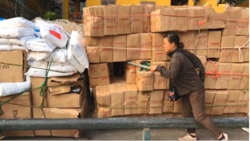  商品：中越边境，看看越南人是怎样把中国商品带回去的，场面太
