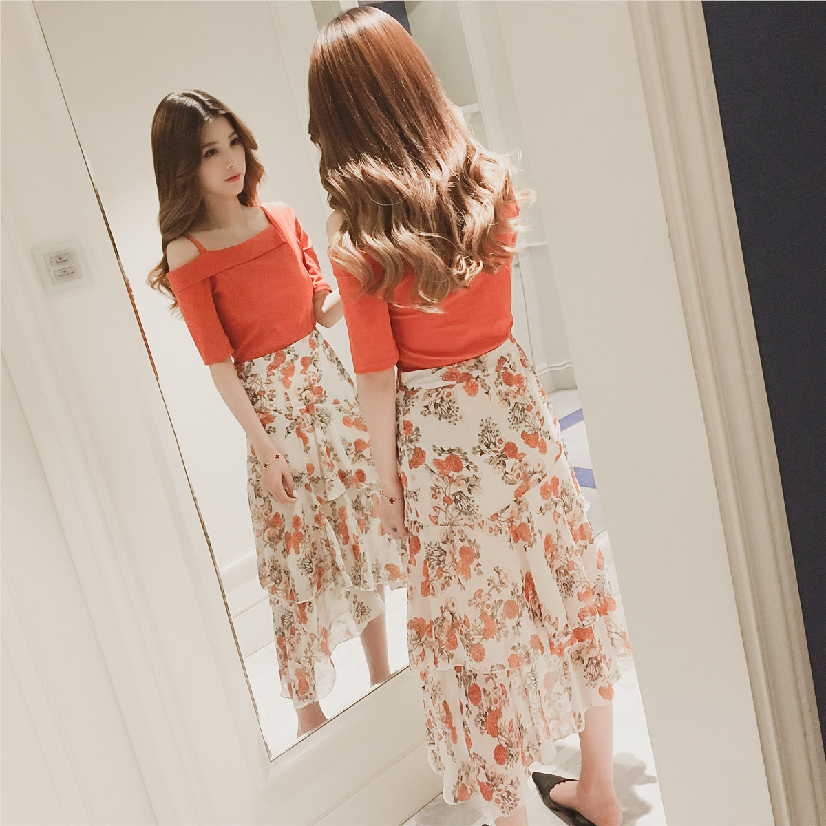 在男人眼里，女人穿这样的套装，特别有女人味，凸显你的好身材