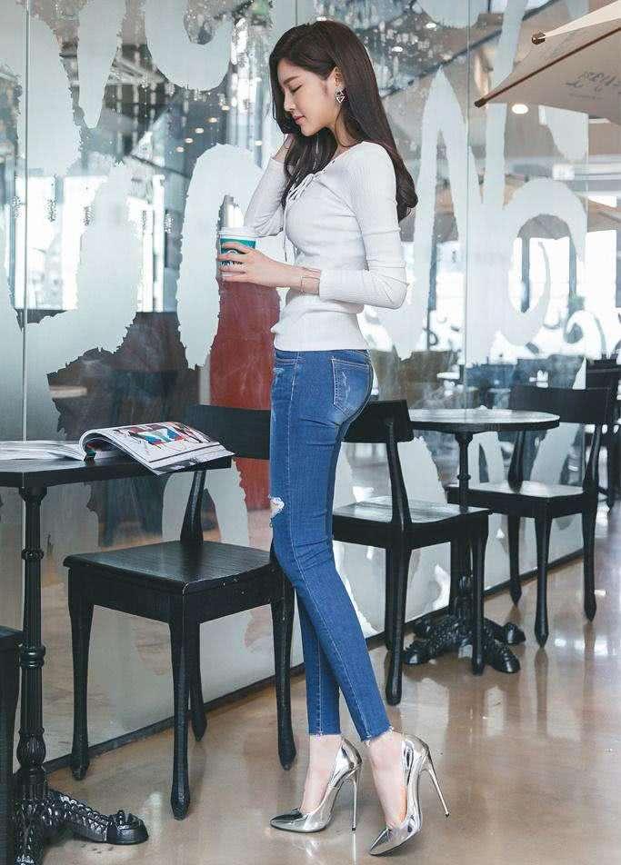 时尚紧身裤一直是女人的必备单品，实用又是时尚的代表风