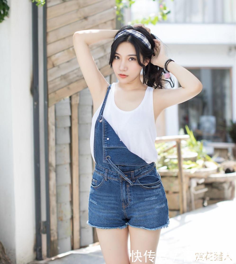 街拍时尚妹子演绎最美街头搭配, 牛仔紧身短裤凸显撩人白皙美腿