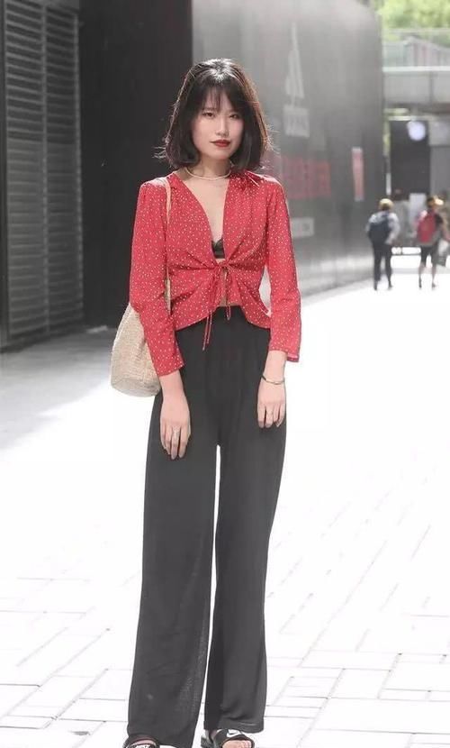  气质■街拍：小姐姐轻盈的条纹上衣搭配阔腿裤，整个人看起来高挑迷人