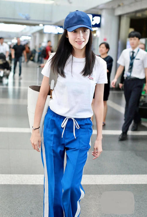 38岁董洁穿运动裤装少女，踩了一双“易拉罐鞋”，还会发亮！