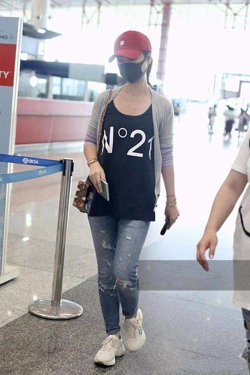 林心如穿牛仔裤成时尚灾难，跟穿裙子的她，判若两人！