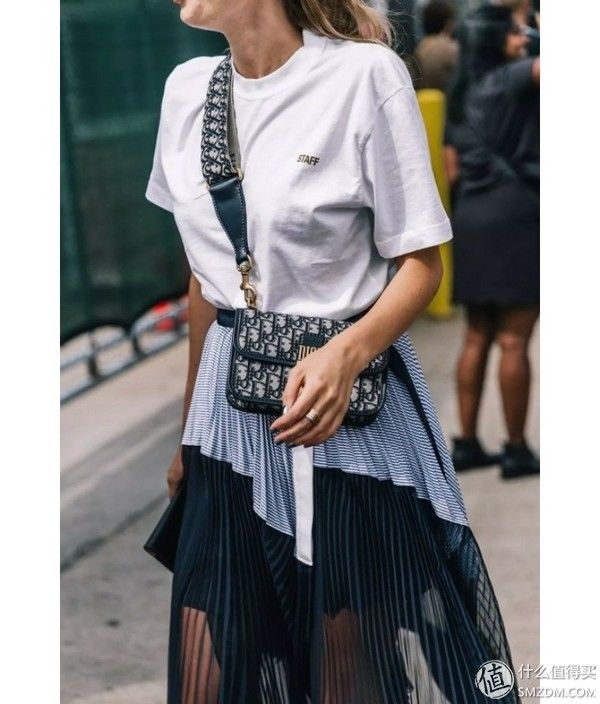 T恤plus过膝裙，开挂的夏天有它们就够了