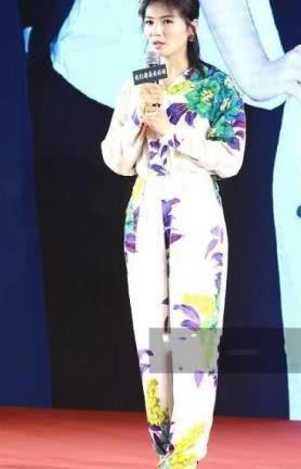 许晴穿连体裤，刘涛穿连体裤，原来已生育和未生育的区别这么大！