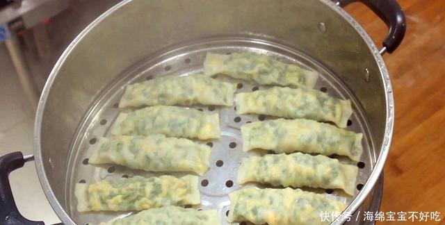 出水:河南特色美食菜蟒,皮薄如纸,不出水不露馅,咬一口满嘴都是菜